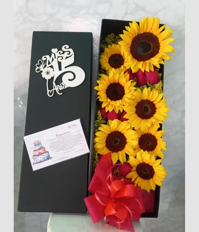 013-Caja de girasoles y rosas