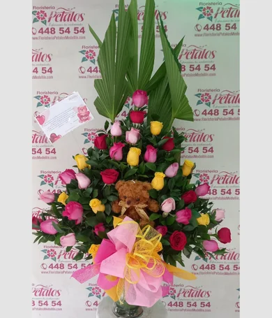 034-Piramide de rosas en tonos pastel con peluche