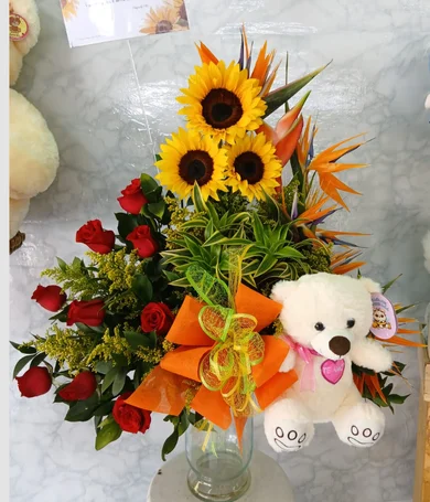 035-Piramide de rosas con girasoles y peluche