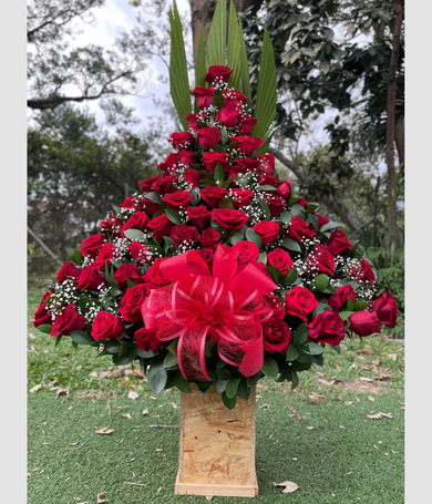 039-Piramide de rosas maxi en base de madera