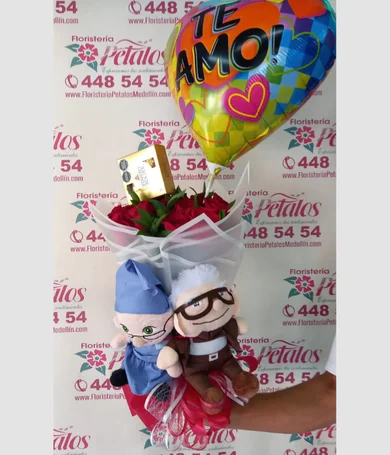 047-Bouquet de rosas con viejitos y chocolates