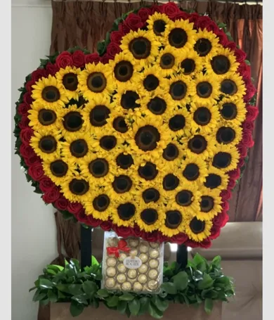 053-Corazon gigante en girasoles y rosas