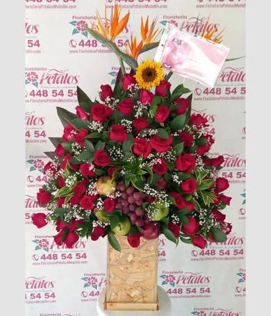 058-Piramide exotica de rosas con frutas