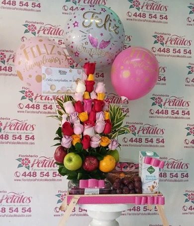 061-Arreglo de rosas con frutas y adicionales