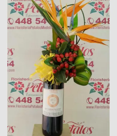 066-Arreglo floral en botella de vino