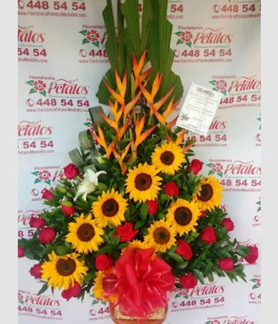 071-Piramide exotica de rosas y girasoles