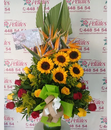 076-Piramide exotica de rosas bicolor y girasoles