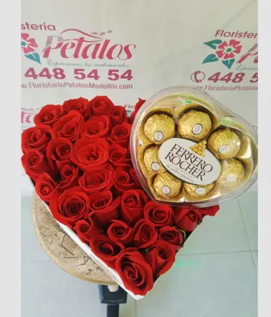 086-Corazón de rosas con Ferrero Rocher