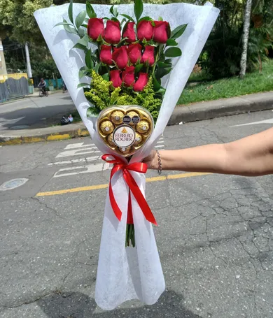 095-Ramillete de rosas con chocolates