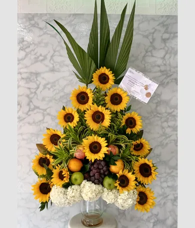 097-Piramide de girasoles con hortensia y frutas