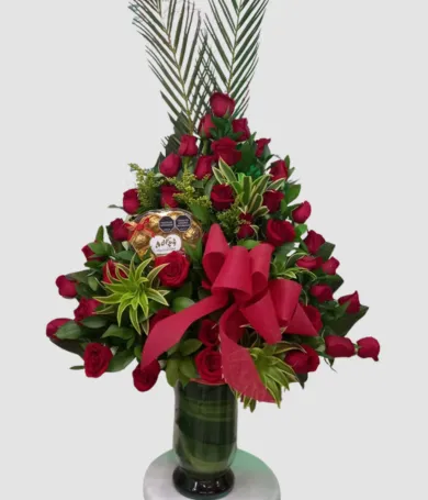 099-Piramide de rosas con chocolates