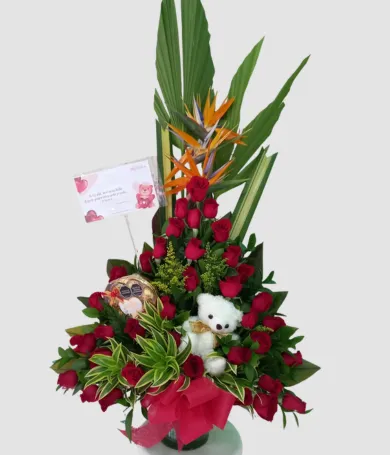 100-Piramide de rosas con peluche y chocolates